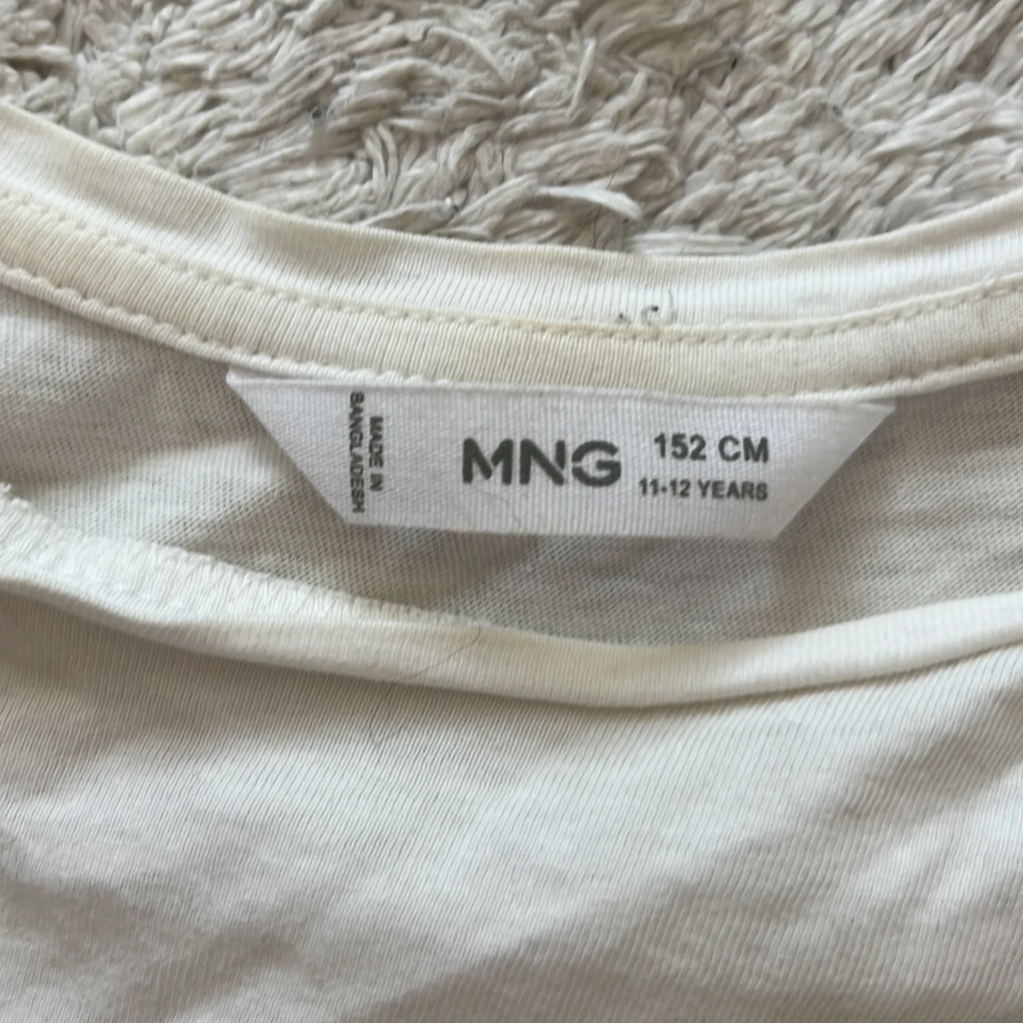 Vit topp med volangärm från MNG - 1