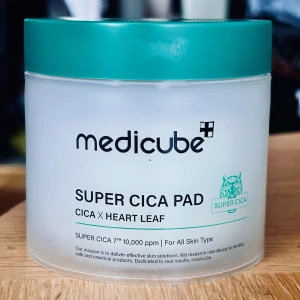 Medicube Super Cica Pads! - Medicube Super Cica Pads är utformad för att lugna och återfukta känslig hud. Med 88 % Centella asiatica-extrakt är padsen mycket koncentrerade och effektiva för att lugna huden. De är fria från konstgjorda färgämnen och dofter, vilket gör dem idealiska för känslig hud. Produkten innehåller Medicubes patenterade Super Cica 7™-komplex. 150 ml (70 st). Plomberad.