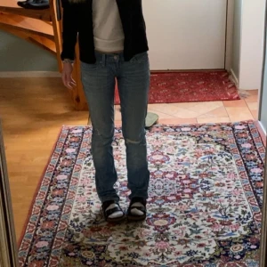 Levis 524 Superlow ljusblå jeans - Säljer ett par Levis 524 Superlow jeans i ljusblå tvätt med slitningar och hål på knäna. Modellen är lågmidjad och har en rak passform. Skulle säga att dom passar 160-165 cirkus. Hör av er om frågor💗