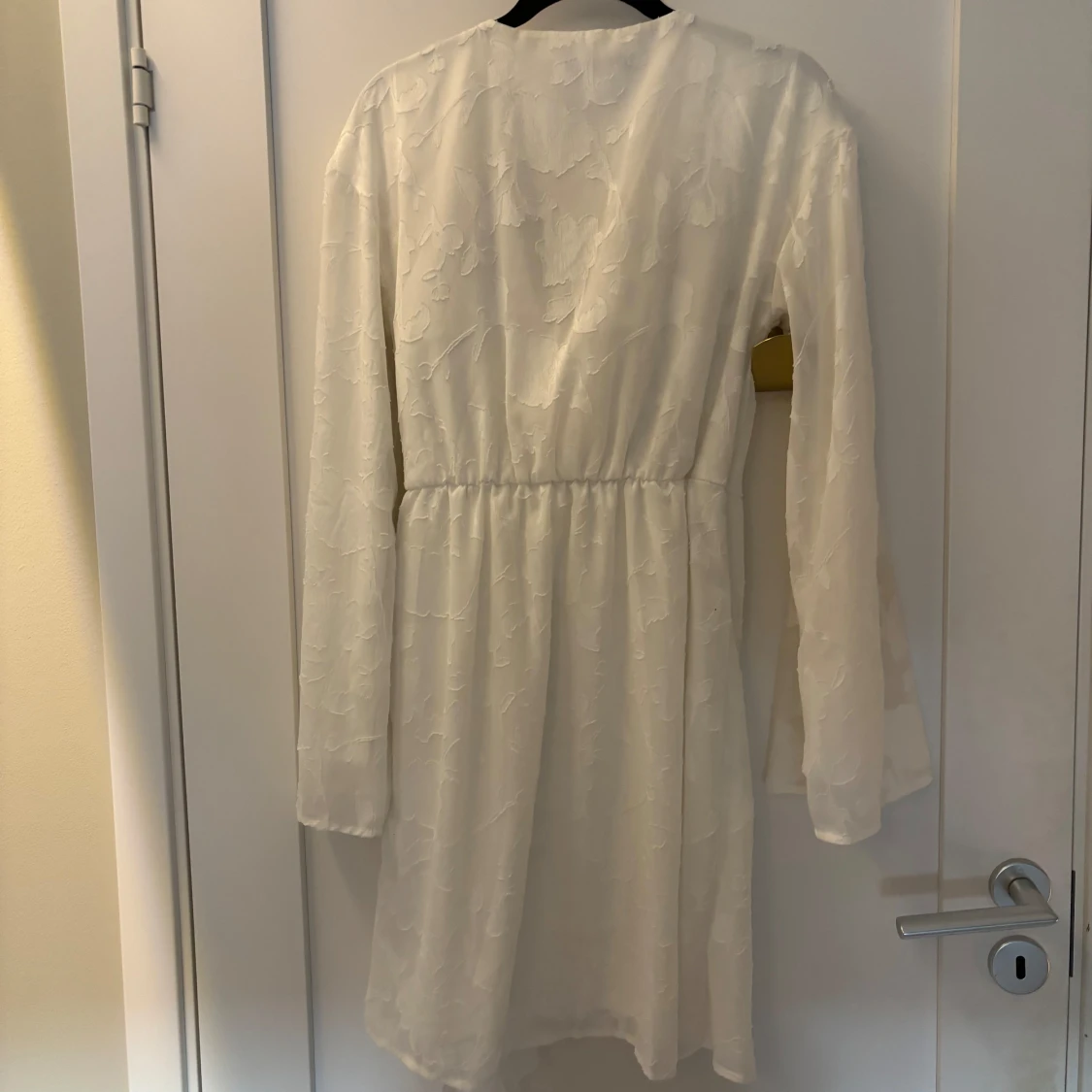 Vit omlottklänning med knytdetalj - 1