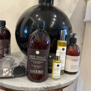  Schampo - Säljer olika hårprodukter som är jätte bra kvalité till hår . Pris 150kr för en produkt 