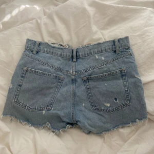 Jeans shorts  - Jeans shorts från zara med slitningar, låg midja