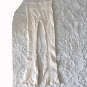 Ribbade vita bootcut tights  - Säljer ett par ribbade vita tränings tights med bootcut. De är högmidjade och har en mjuk, stretch i, inte genomskinliga. Inte använda, dom är S men dom är som XS XXS, dom va jätte små i storleken 
