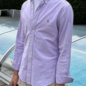 Ljuslila skjorta från Ralph Lauren - Ljus-lila Ralph Lauren skjorta 👔  Storlek M ✅ Nyskick 🆕  Pris går diskuteras 🤝 Hör av er vid frågor eller fler bilder:)