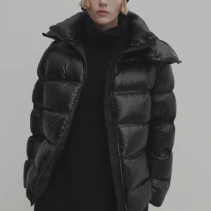 Svart pufferjacka från Massimo Dutti - Säljer en svart supersnygg pufferjacka från Massimo Dutti med avtagbar huva. Perfekt för kalla dagar. Endast använd några gånger i vintras så i superfint skick🙌🏼❣️