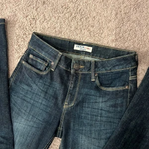 Mörkblå jeans från Lindex Denim - Snygga mörkblå jeans från Lindex Denim, rak passform och medelhög i midjan. Använd fåtal gånger. Skriv privat för flera bilder eller frågor!💕