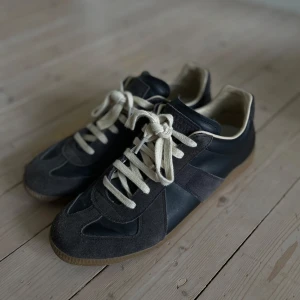 Maison margiela gats - Säljer nu ett par maison margiela gats, mycket fint skick, skickar skorna samma dag som köpet! Skorna är ej äkta, box och skopåsar medföljer.