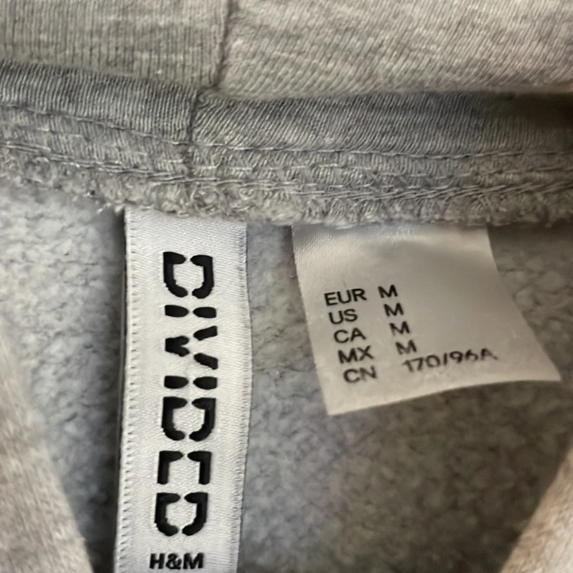 snygg ljusgrå hoodie - 2