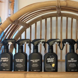 Lush split - Splittar mina Lush bodyspray. 3 ml-25 kr, 5 ml-32 kr, 10 ml-50 kr. Följande dofter finns: Honey I washed the kids, Let the good times roll, Milky bathSticky dates, Avocado co-wash, Sex bomb, The comforter. Skriv vilka du önskar så lägger jag ut som ett paket 
