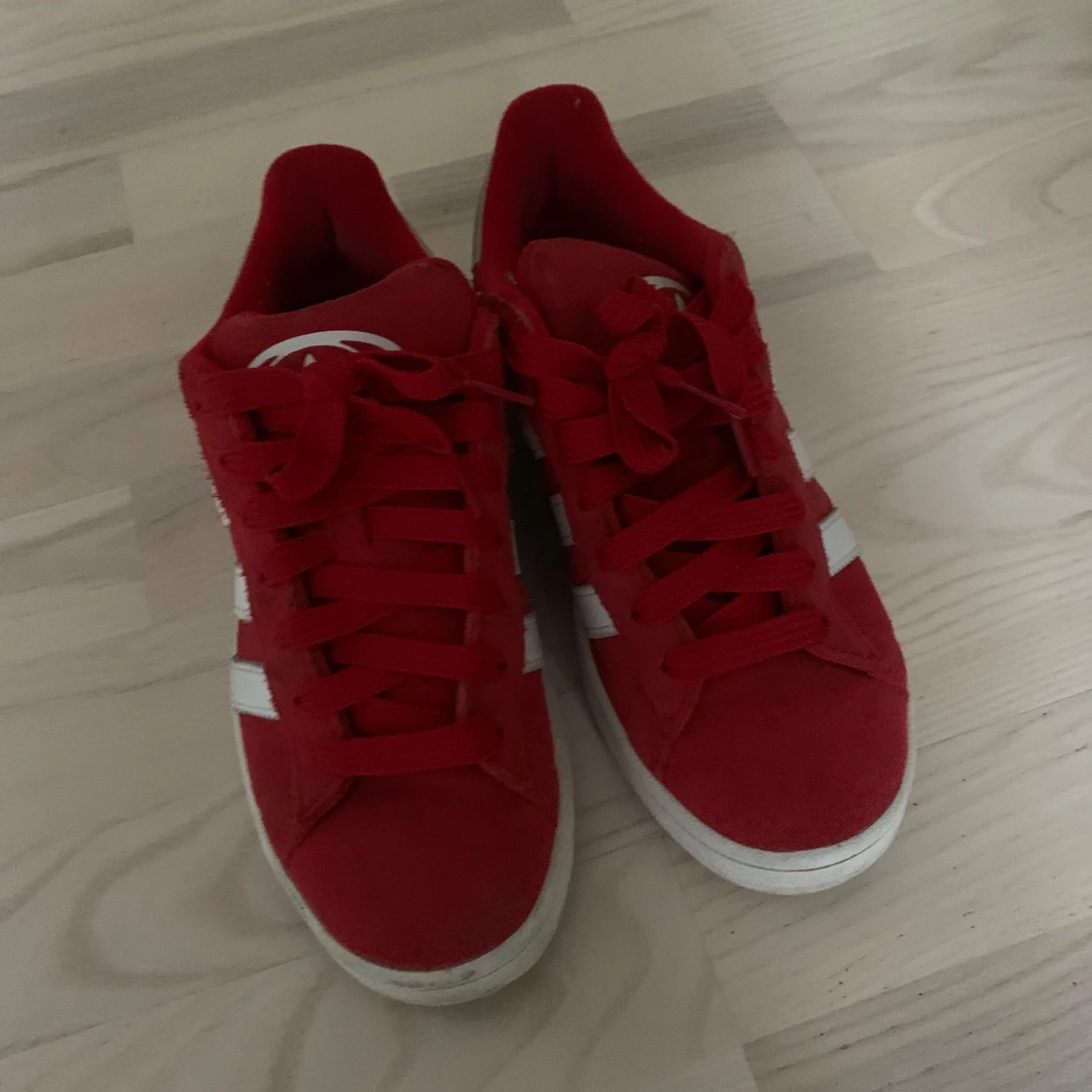 Röda Adidas Campus sneakers i mocka