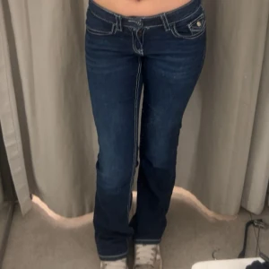 Mörkblå bootcut jeans - Snygga mörkblå jeans med bootcut passform och tydliga vita kontrastsömmar. 🫶🏻 