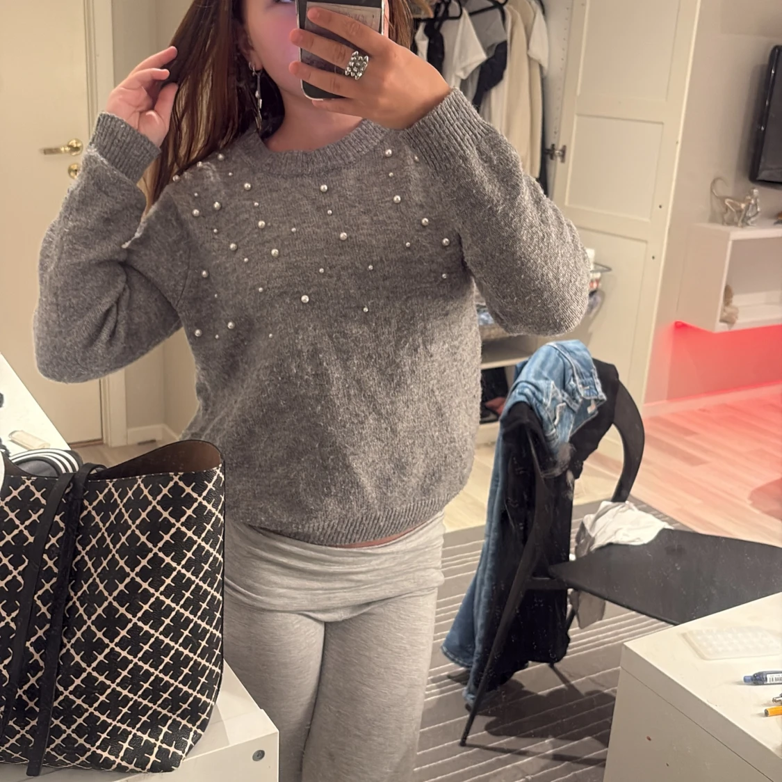 Grå stickad tröja med pärlor H&M