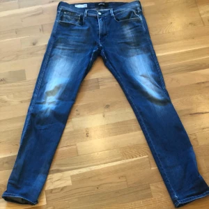 Replay jeans anbass - Säljer ett par snygga Replay anbass i bra skick inga defekter jeansen är i storlek 33 och passar dig som är runt 185cm. Hör av dig vid funderingar