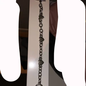 Silver armband med hjärtan - Kedjearmband i silver med flera hjärtan längs kjedjan. Stängs med en toggle-låsning. Säljer pga för liten för mig, kan inte knäppa pga för liten.