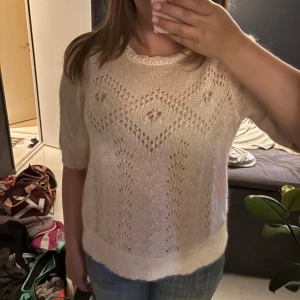 Ljusrosa kofta med stickat mönster - Fin stickad kofta från Odd Molly i nytt skick