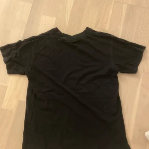 Svart t-shirt från Deeone Sportswear - Svart t-shirt från Deeone Sportswear