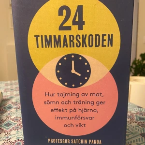 24-timmarskoden! Fint skick!  - Upptäck hur tajming av mat, sömn och träning kan boosta din hjärna, immunförsvar och vikt! Boken ger dig konkreta tips för att återställa din dygnsrytm och förbättra din hälsa på ett smart och vetenskapligt sätt. nyskick! 
