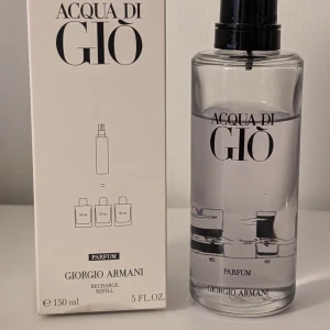 Acqua di Giò Parfum 150ml Giorgio Armani - Ca 115/120 ml kvar (Detta är en refill flaska) Acqua di Giò Parfum från Giorgio Armani i en stilren, transparent glasflaska med svart spraykork. Flaskan rymmer 150 ml och är en refill-variant. Doften är ikonisk och fräsch, perfekt för dig som gillar exklusiva och klassiska parfymer.
