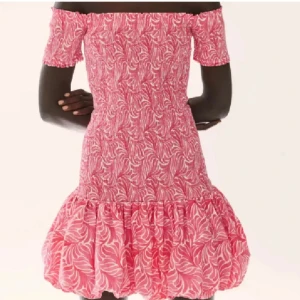 Populär rosa klänning - Säljer denna jätte trendiga klänningen från hm. Den är smockad upptill och ballongkjol ner till. Klänningen har även Off shoulder armar. Den är storlek M men jag har vanligtvis XS-S och den passar mig hur bra som helst!! Köpt för ca 3 veckor sedan och säljer pga att jag har för många klänningar. Denna klänning är verkligen perfekt för alla tillfällen och SÅ himla fin!! Använd ca 1-2 gånger så inga defekter💕💕 kan ksk diskutera pris vid snabb affär och ”riktig” köpare🤗💕
