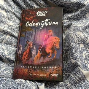 Star Stable: Ödesryttarna - Legenden vaknar - Följ med fyra modiga tjejer och deras hästar på ett magiskt äventyr på ön Jorvik! Vänskap, spänning och mystik väntar när de kämpar mot mörka krafter och utforskar legender. Perfekt för dig som gillar hästar, fantasy och starka hjältar.