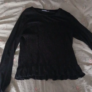 Svart långärmad tröja - Basic säljer för jag it använder den 