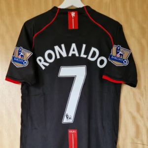 Cristiano Ronaldo fotbollströja Manchester United 07-08 - Cristiano Ronaldo Manchester United repIika fotbollströja 07-08. Helt ny med tag. Storlek: Medium