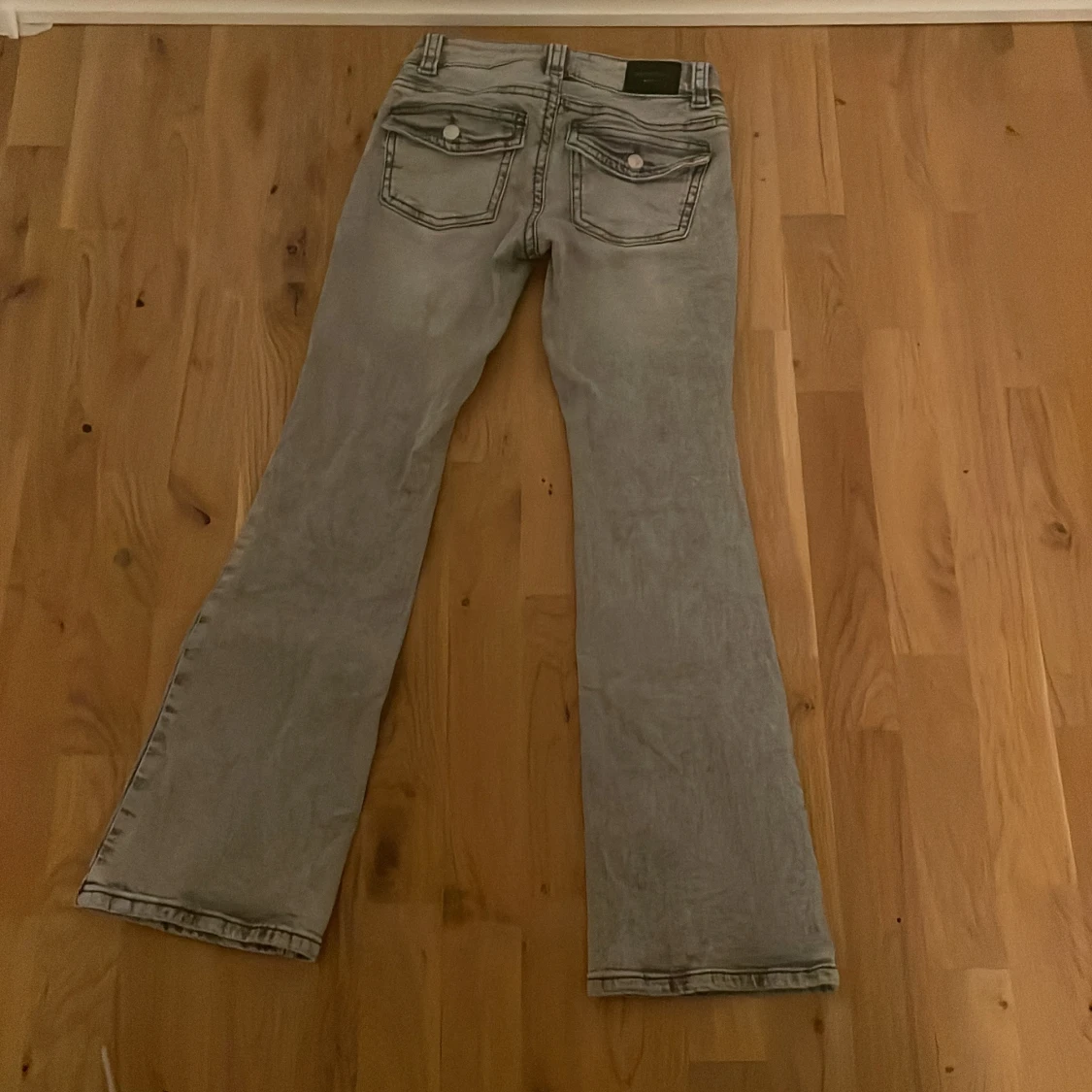 Grå bootcut jeans från Perfect Jeans - 1
