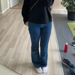 Jeans - Full lenght flare jeans. Medel midja med bootcut, bra skick och helt slutsålda. Fråga för egna bilder!