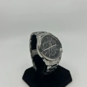 Festina silverfärgad kronografklocka - Stilren kronografklocka från Festina med svart urtavla och tre mindre subdials. Klockan har datumvisning och robust länkarmband i silverfärgat metall. Perfekt accessoar för dig som gillar en klassisk och sportig look.