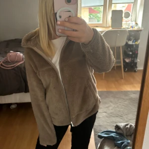 Beige fleecejacka från 157, stl S - Mysig beige teddy/fleece från 157 i storlek S. Suuupermysig nu till hösten. Hör av er om ni har frågor💗
