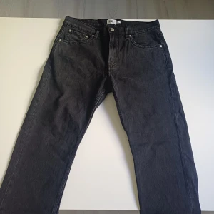 Svarta jeans  - Svarta jeans från 157 i klassisk straight fit med fem fickor och silverfärgade nitar. Har inte används.