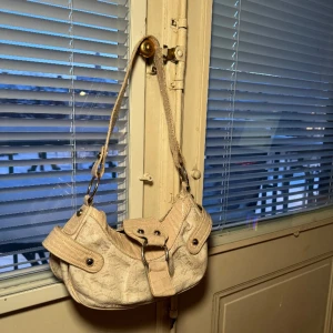 Vintage väska - Köpt från Urban outfitters, bra skick inga större skador enbart en knapp som har åkt av därav priset (inget som syns dock)