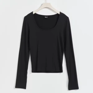 Svart långärmad topp - En svart långärmad topp och rundad urringning. Enkel och stilren design som passar perfekt till jeans eller kjol. Tillverkad i mjukt och stretchigt material för en bekväm känsla.❤️