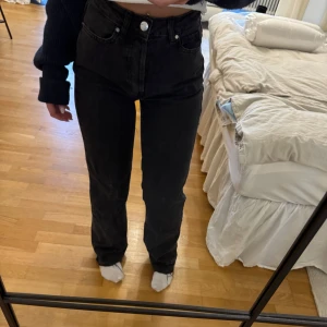 Svarta wide jeans från Bikbok  - Säljer ett par svarta jeans från bikbok. Waist: 25 length:32. Använda enstaka gånger. 