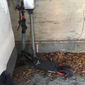 Elscooter / Engwe  - Bilderna visar en elsparkcykel parkerad och på laddning, men ingen bok syns på bilderna. Engwe är märket och den går ca 55km/h och har kvitto