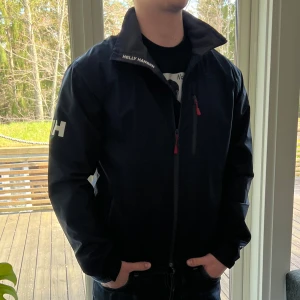 Helly Hansen seglar jacka - Tjena! Säljer denna snygga helly hansen skaljackan som passar perfekt nu inför sommaren på en båt eller för lite kyligare utekvällar! Det är strl L och modellen är 184 cm lång och väger 70kg. Jackan är true to size vill jag påstå. Pris går att diskutera👍
