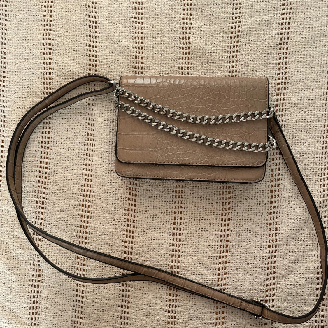 Beige axelväska med kedja från Don Donna