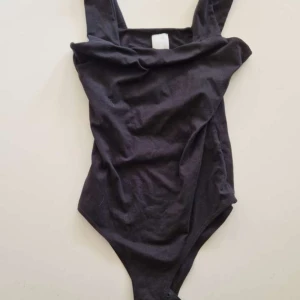 Svart body - Snygg svart body från hm