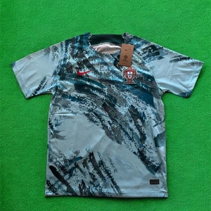 Portugal Nike fotbollströja blå/vit - Portugal fotbollströja från Nike i blått och vitt med digitalt mönster. Kortärmad modell med röd Nike-logga och Portugals landslagsemblem på bröstet. Tillverkad i lätt och ventilerande material, perfekt för match eller träning.