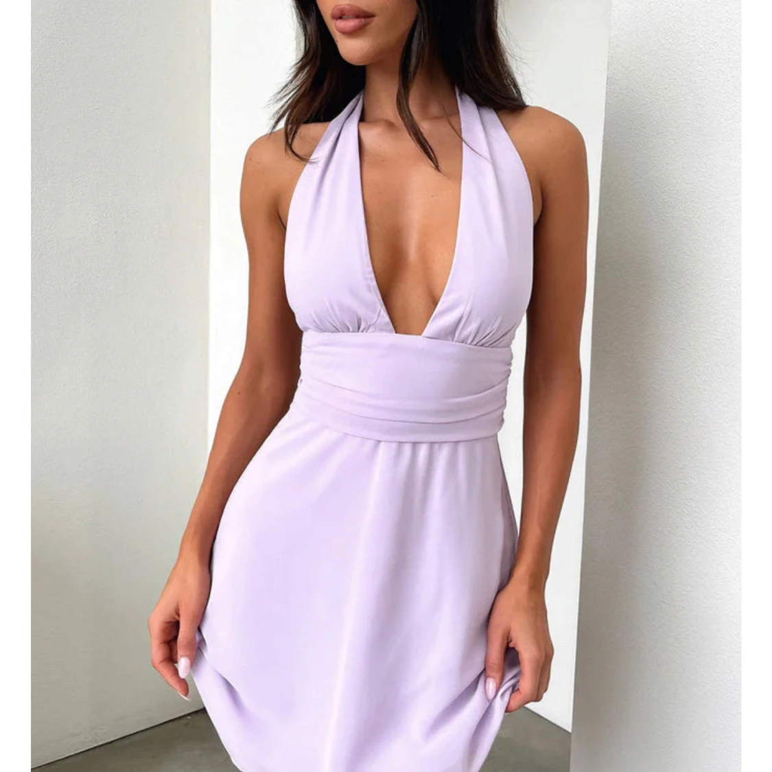 Pastellfärgad halterneck kortklänning