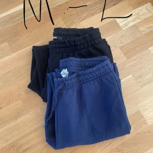 Svarta och blå mjukisbyxor M-L - Två par mjukisbyxor i svart och marinblått. Storlek M & L, från Gina tricot och bikbok. Säljes helst som paket, båda är nästintill oanvänd skriv om ni har funderingar 