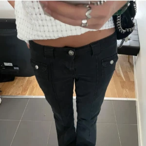 Eftertraktade hm jeans - Säljer dessa sjukt snygga och eftertraktade jeansen från H&M. Älskar dem jätte mycket men har inte kommit till användning på ett tag. Köpta på Plick. Förkortade längst ner och passar mig som är 162❤️ Tryck gärna på köp nu!!!! ( lånade bilder )