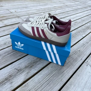 Adidas Samba grå/vinröd - Adidas samba grå / vinröd i storlek 43 och 1/3 helt nya endast testade! 