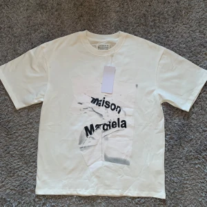 Maison Margiela vit t-shirt  - Helt ny aldrig använt. Storlek medium. Har original förpackning 👍👍👍