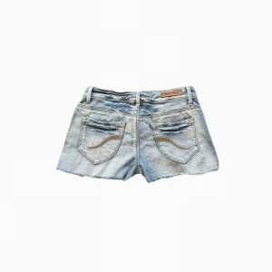 Jeansshorts  - Så snygga lågmidjade jeansshorts <3 midjemått: 35cm, Gylf: 16cm. 🪽