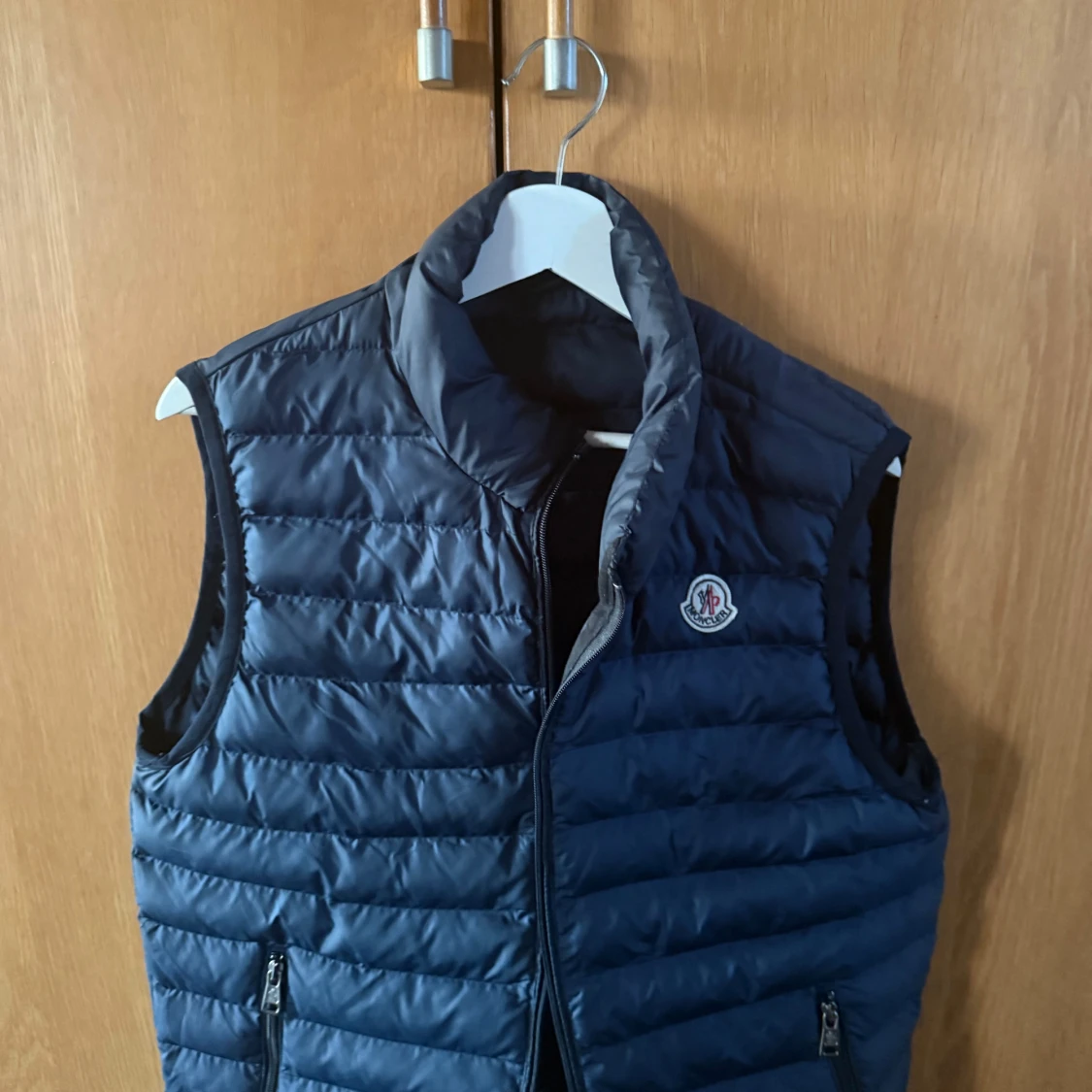 Mörkblå dunväst från Moncler - 1