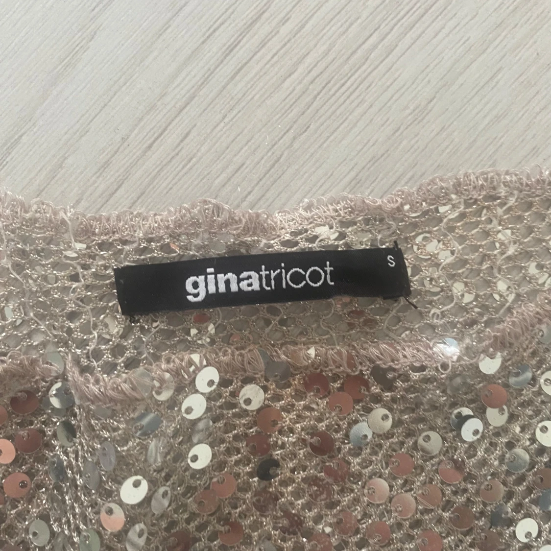 Glittrig paljettopp från Gina Tricot - 2
