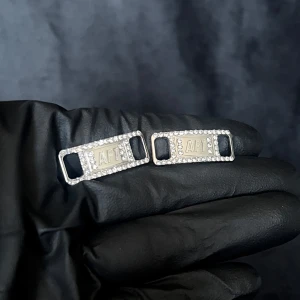 Nike Air Force 1 Lace Buckle - Lace buckle för Nike Air Force 1, passar på alla AF1 modeller. Iced out med CZ stenar, skiner riktigt mycket och fångar blickar!