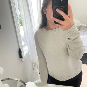 Ljusgrå stickad tröja från Vero Moda - Mysig ljusgrå stickad tröja från Vero Moda. Jätte fin och mycket bra skick. Nypriset är ungefär 400kr❤️