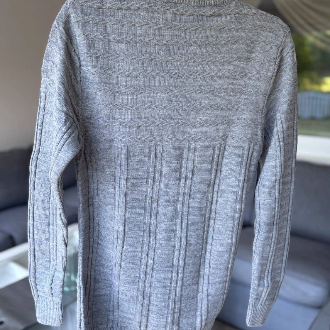 Grå stickad tröja  - 3